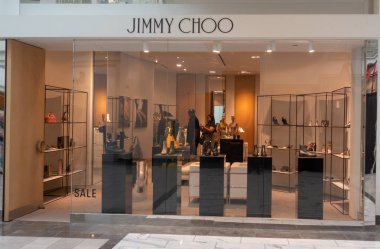 Scottsdale, Az / USA -12.7.18 Jimmy Choo mağazası Fashion Square Mall 'da yer alan ve ayakkabı, el çantası, aksesuar ve parfüm alanında uzmanlaşmış bir İngiliz moda evi.