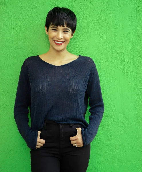 Atrakcyjna Kobieta Uśmiechający Się Krótkie Włosy Stojący Przed Zielony Ściana — Zdjęcie stockowe