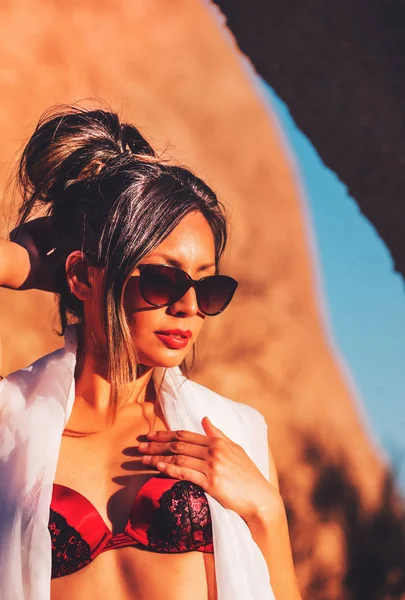 Bella Sexy Modello Glamour Posa Nel Deserto — Foto Stock