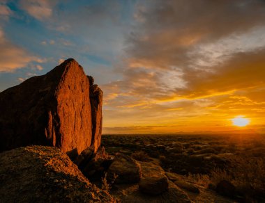 Arizona çölü, Scottsdale ve Phoenix üzerinde seyir güzel çöl günbatımı kırmızı kaya kaya.