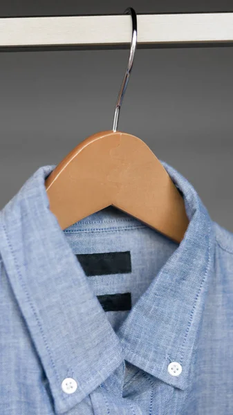 Camicia Uomo Blu Con Bottoni Appesa Nell Armadio Denim — Foto Stock