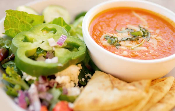 健康汤和沙拉 番茄汤和希腊沙拉 — 图库照片