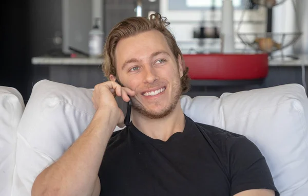 Jovem Sorridente Feliz Falando Telefone Celular Enquanto Sentado Sofá Sofá — Fotografia de Stock