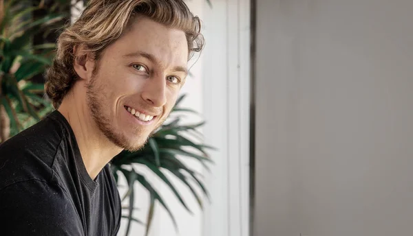 Sorrindo Cara Homem Feliz Com Espaço Cópia Interior Escritório — Fotografia de Stock