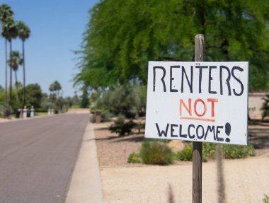 Kiracılar Konut sokakta İşaret Kavramı Görüntü Hoş geldiniz değil. Mutsuz komşular sokakta kalan tatilcilerin gürültü ve anti sosyal davranış öfkelerini göstermek için bir uyarı oluşturmak.