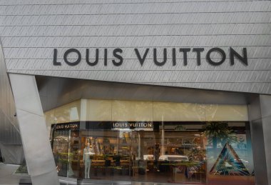 Las Vegas,Az/Amerika - 6.27.2019: The Shops at Crystals'ta Louis Vuitton, dünyanın önde gelen uluslararası moda evlerinden biri, 1854 yılında kurulan bir Fransız moda evi & lüks perakende şirketidir..