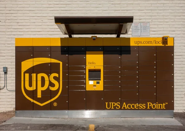 菲尼克斯 Usa Ups 推出储物柜在 2015 年推出 个地点 该计划于 2016 月扩展到全国 — 图库照片