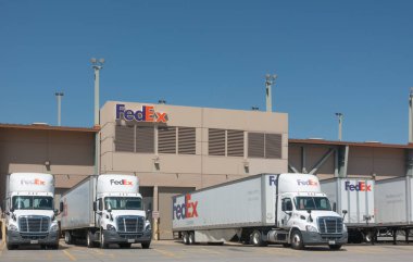 Phoenix, Az / Amerika - 8.16.19: Phoenix Skyharbor Havaalanı'nda depo tesisinde büyük Fedex teslimat kamyonları. Fedex Memphis, Tn bir Amerikan çokuluslu kurye teslimat hizmeti headquater olduğunu