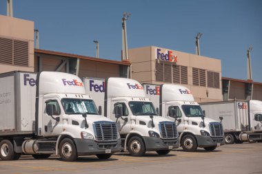 Phoenix, Az / Amerika - 8.16.19: Phoenix Skyharbor Havaalanı'nda depo tesisinde büyük Fedex teslimat kamyonları. Fedex Memphis, Tn bir Amerikan çokuluslu kurye teslimat hizmeti headquater olduğunu