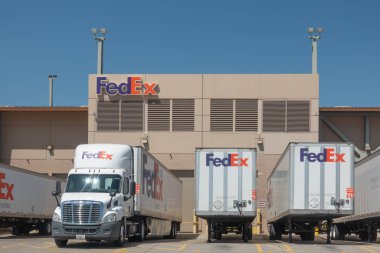 Phoenix, Az / Amerika - 8.16.19: Phoenix Skyharbor Havaalanı'nda depo tesisinde büyük Fedex teslimat kamyonları. Fedex Memphis, Tn bir Amerikan çokuluslu kurye teslimat hizmeti headquater olduğunu