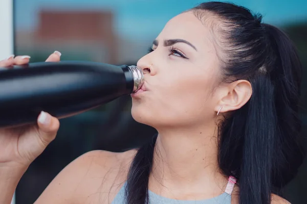 Woman Taking Break Gym Drinking Cool Drink — Stock Photo, Image