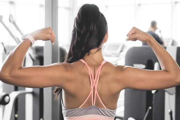 Frau Lässt Ihre Muskeln Vom Rücken Aus Spielen — Stockfoto