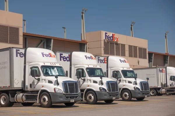 Phoenix Usa Μεγάλα Φορτηγά Αποστολής Κούριερ Αποθήκες Στο Αεροδρόμιο Του — Φωτογραφία Αρχείου