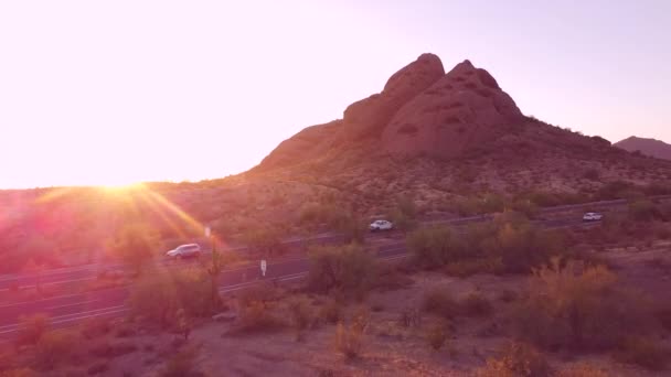 テンペとスコッツデールの近くにあるパパゴ公園の砂漠レクリエーション地域のドローン映像 — ストック動画