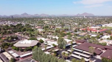 Merkez Phoenix, Arizona Ariel topluluğu ve McDowell Yolu 'ndan geniş çaplı hareket alanı. Kuzey doğuya, Camelback Dağı 'na doğru bakıyorum. 