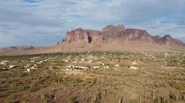 Arizona çöl manzarası, Phoenix, ABD yakınlarındaki Batıl inanç Dağları.