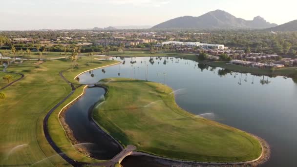 Vista Aérea Scottsdale Arizona Con Icónica Montaña Camelback Que Cierne — Vídeos de Stock