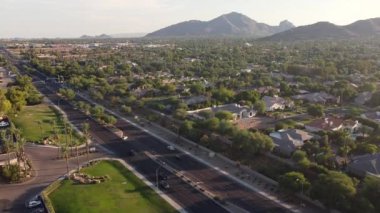 Scottsdale Yolu 'nun Camelback Dağı' na bakan hava görüntüleri.