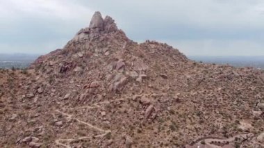 Kuzey Scottsdale, Phoenix, Arizona bölgesinin kasvetli çöl manzarası, ender bulutlu gökyüzü.