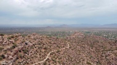 Kuzey Scottsdale, Phoenix, Arizona bölgesinin kasvetli çöl manzarası, ender bulutlu gökyüzü.