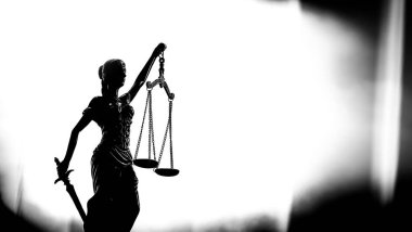 Hukuk hukuku arkaplan resmi beyaz arka planda Adalet silueti pulları ile.