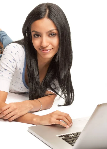 Jovem Mulher Usando Computador Portátil — Fotografia de Stock