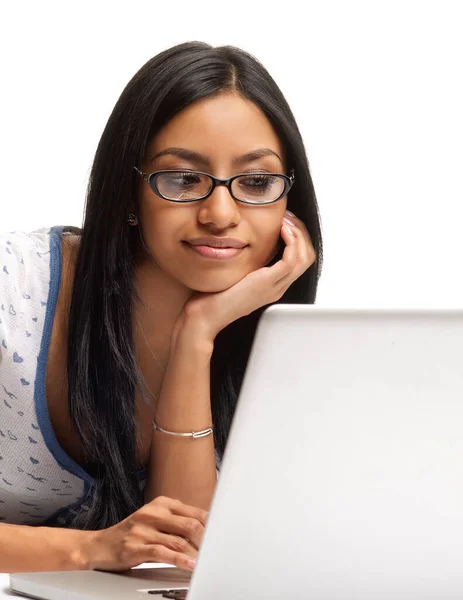 Jovem Mulher Usando Computador Portátil — Fotografia de Stock