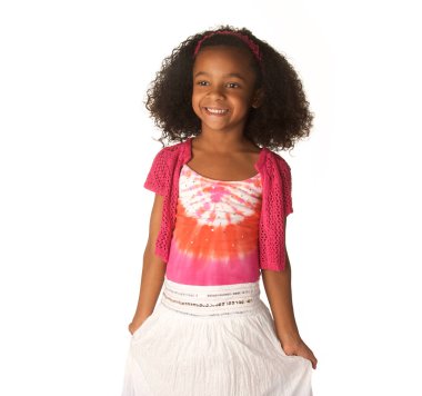 Güzel kıvırcık saçlarıyla gülümseyen mutlu küçük kız.