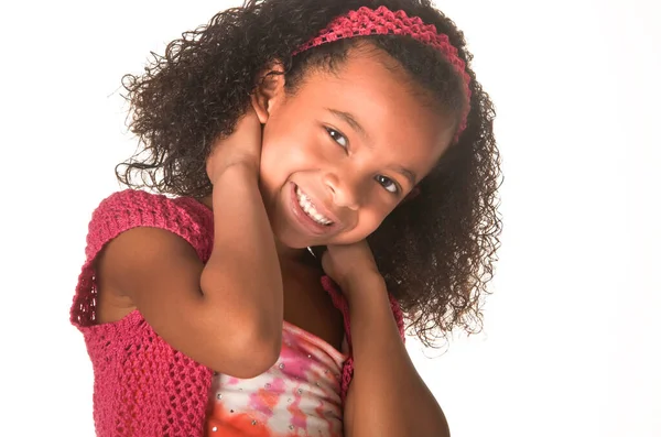 Uśmiechnięta Mała Dziewczynka Pięknymi Kręconymi Włosami — Zdjęcie stockowe