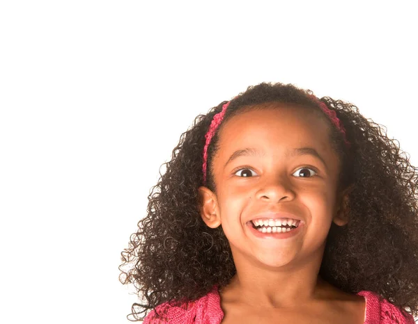 Uśmiechnięta Mała Dziewczynka Pięknymi Kręconymi Włosami — Zdjęcie stockowe