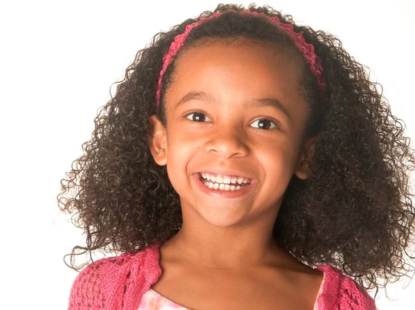 Улыбающаяся Счастливая Маленькая Девочка Красивыми Вьющимися Волосами Лицензионные Стоковые Фото