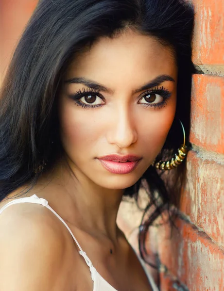 Koyu renk büyüleyici gözleri olan güzel kadın.