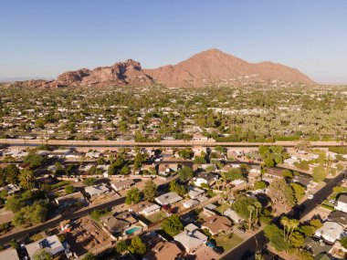 Phoenix, Scottsdale, Arizona 'daki Camelback Dağı ve Kanalı, ABD