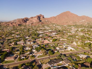 Phoenix, Scottsdale, Arizona 'daki Camelback Dağı ve Kanalı, ABD