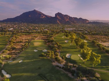 Phoenix, Scottsdale, Arizona 'daki Camelback Dağı' nda akşam güneşi kıpkırmızı parlıyor.