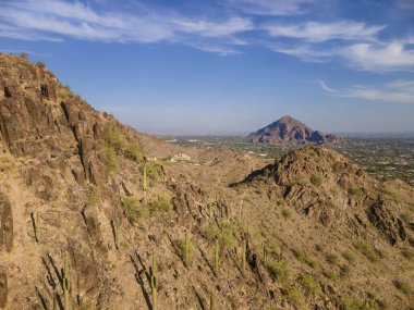 Piestewa Tepesi 'nin karşısındaki yüksek görüş açısı Phoenix, Scottsdale, Arizona, ABD' deki Camelback Dağı 'na çekiliyor.