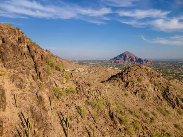 Piestewa Peak Dreamy DrawからCamelback Mountain アリゾナ州スコッツデール への高い視点 — ストック写真