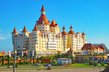 Adler, Rusya - 2 Ekim 2018-Soçi Park'taki orta çağ kalesi Bogatyr tarzında