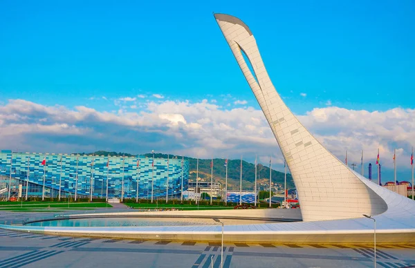 Россия - 2 октября 2018 года Олимпийский парк Сочи. Поющий факел в Имеретианском курорте — стоковое фото