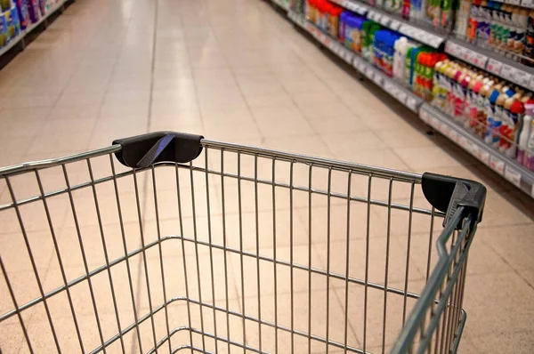 Rusland, supermarkt-juni 30 2019-kopen met een Consumer Cart — Stockfoto