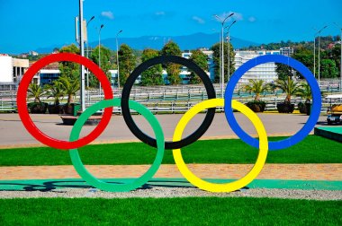 Soçi, Rusya - 2 Ekim 2018- Soçi Olimpiyat Parkı. Olimpiyat yüzükleri