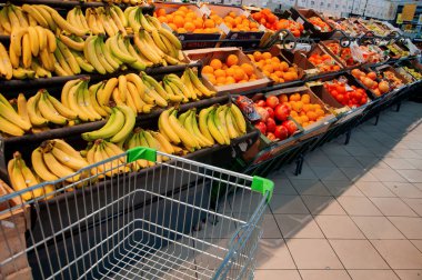 Bir süpermarkette meyve ve sebze alışverişi