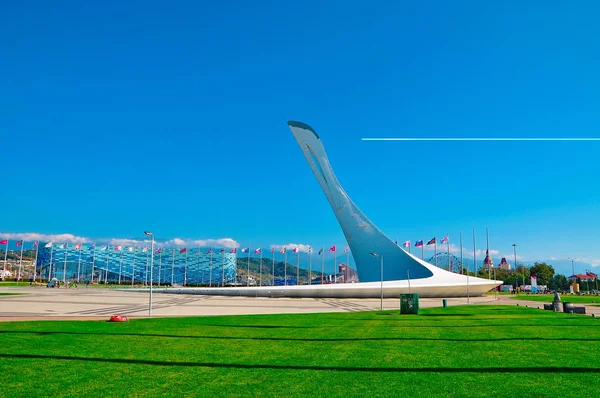 Россия - 2 октября 2018 года Олимпийский парк Сочи. Поющий факел в Имеретианском курорте — стоковое фото