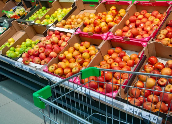 Winkelen voor groenten en fruit in een supermarkt — Stockfoto