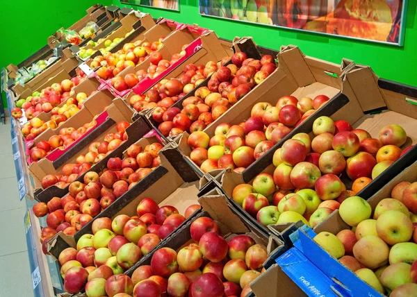 Teller met appels te koop in de supermarkt winkel. Groenten en fruit — Stockfoto