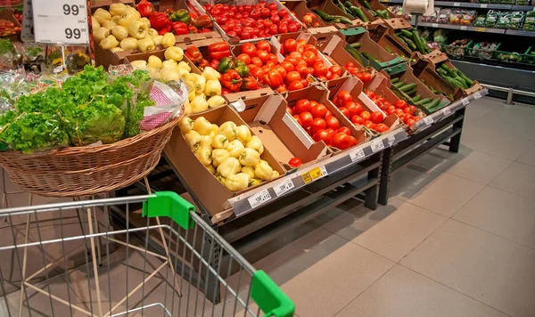 Rusland, supermarkt-juli 1 2019-winkelen voor groenten en fruit in een supermarkt — Stockfoto