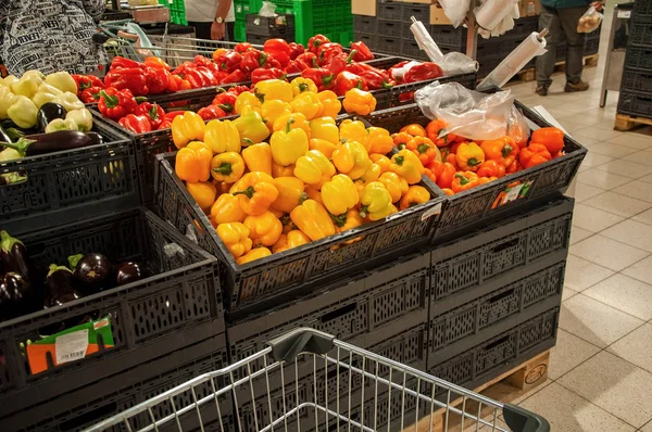 Rusland, supermarkt-juli 3 2019-teller met groenten in de winkel. — Stockfoto