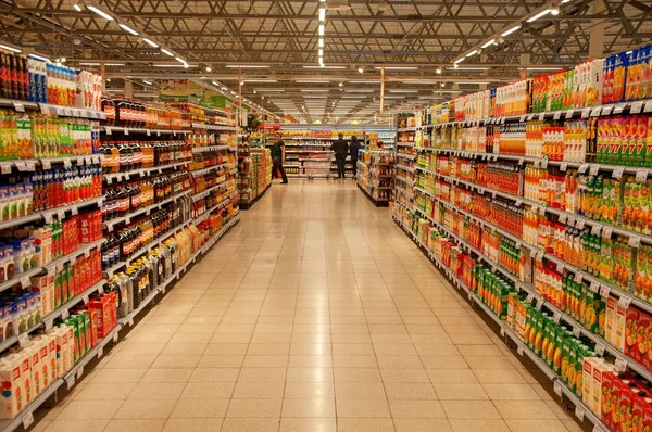 Rusko, supermarket – Červenec 3 2019 – čítače hypermarketů s nápoji — Stock fotografie