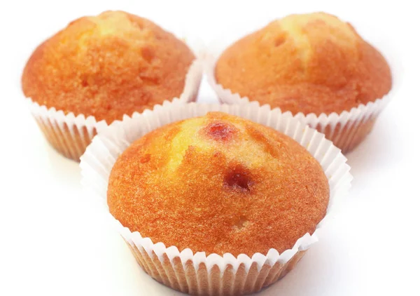 Frisch Muffins isoliert auf weißem Hintergrund — Stockfoto