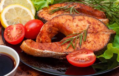 Limon ve Domates ile Bir Tabakta Izgara Somon Biftek